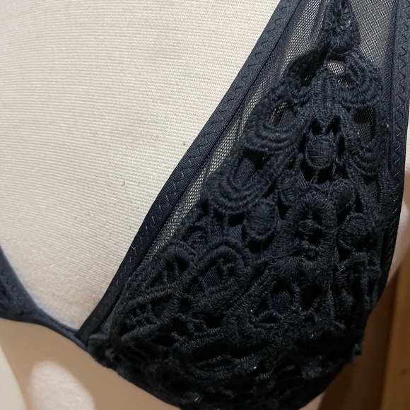 designer Becca crocheted black lace strappy  bikini top Sz Small - Picture 4 of 5